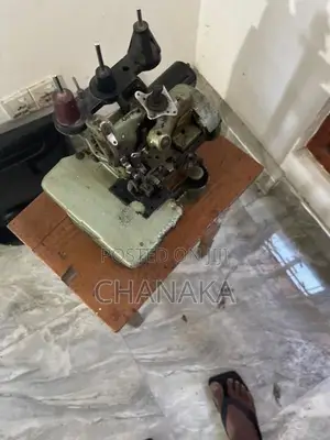 භාවිතා කරන ලද හොද තත්වයේ Owerlock යන්ත්‍රයක්