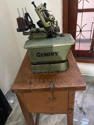 භාවිතා කරන ලද හොද තත්වයේ Owerlock යන්ත්‍රයක්