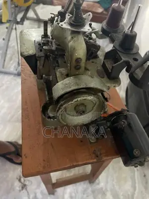 භාවිතා කරන ලද හොද තත්වයේ Owerlock යන්ත්‍රයක්