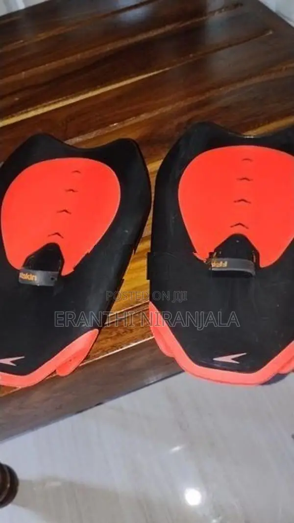 Swimming fins with paddles