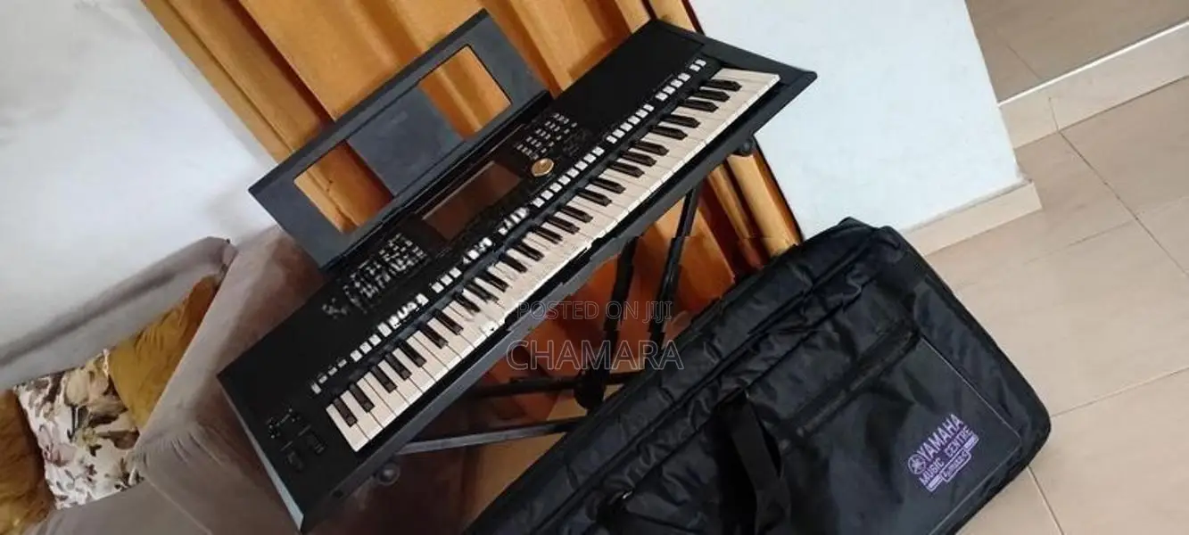 Yamaha PSR S 975 keyboard with stand bag