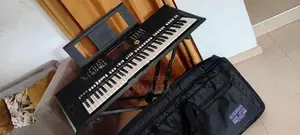 Yamaha PSR S 975 keyboard with stand bag