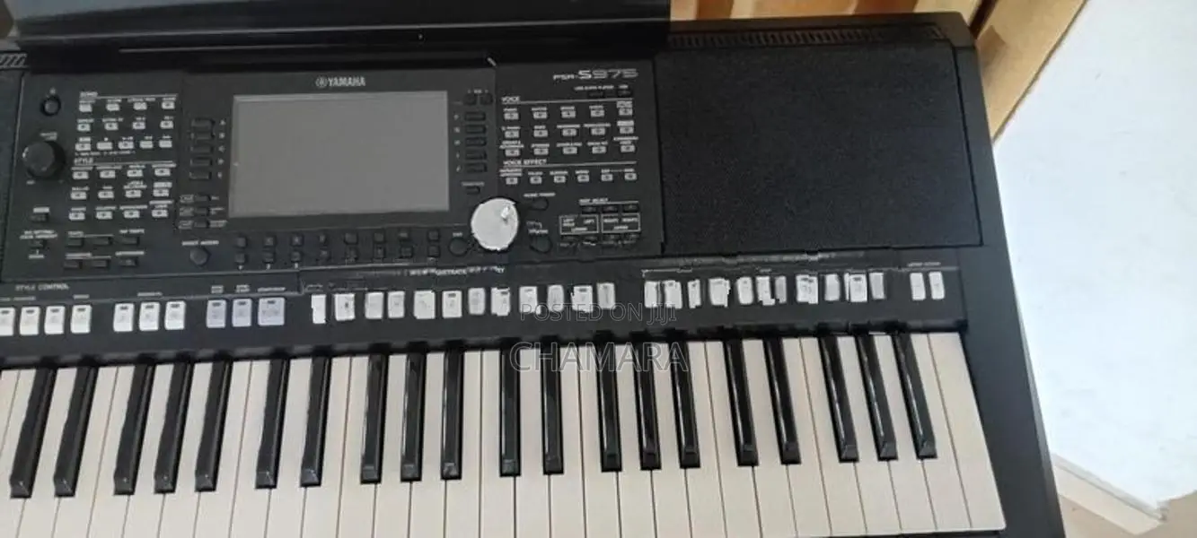 Yamaha PSR S 975 keyboard with stand bag