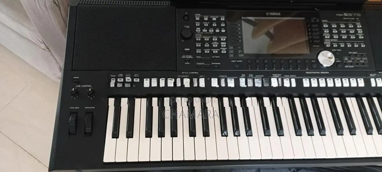 Yamaha PSR S 975 keyboard with stand bag