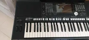 Yamaha PSR S 975 keyboard with stand bag