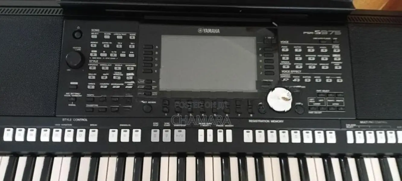 Yamaha PSR S 975 keyboard with stand bag