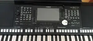 Yamaha PSR S 975 keyboard with stand bag