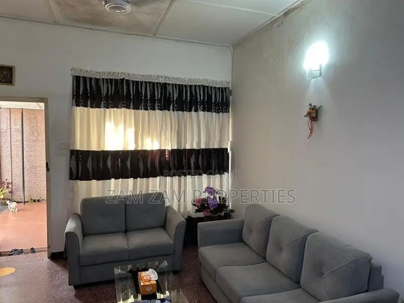 Land With Livable House For Sale in Mount Lavinia