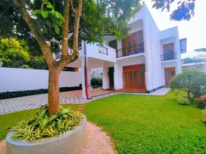 පර්චස් 15 ක සුකෝපබෝගී අලුත්ම තෙමහල් නිවස විකිනීමට - කැස්බෑව