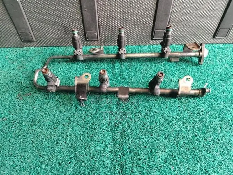 Nissan Cefiro A33 Fuel Injector Rail