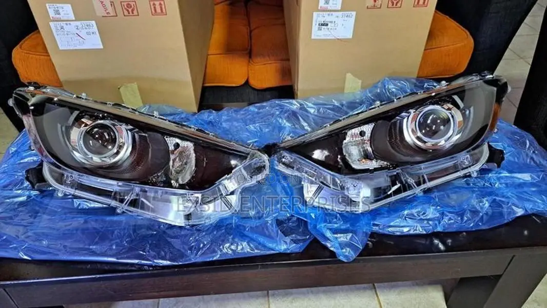 Toyota Yaris Head Light (KSP210)