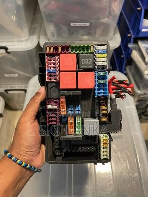 Genuine Mercedes C Class C180 C200 2018 fuse box W205