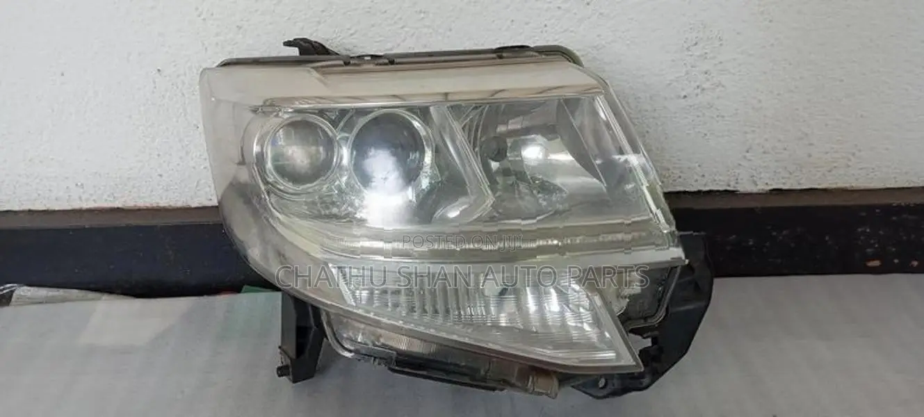 Daihatsu tanto head light