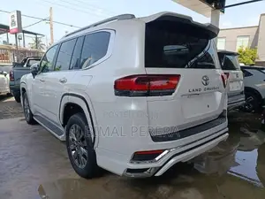Toyota Land Cruiser Prado LC 300 2025
