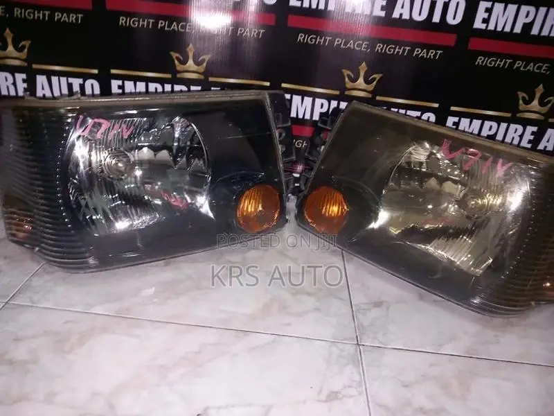 Nissan Clipper U 71 V -NV 100 Head Light