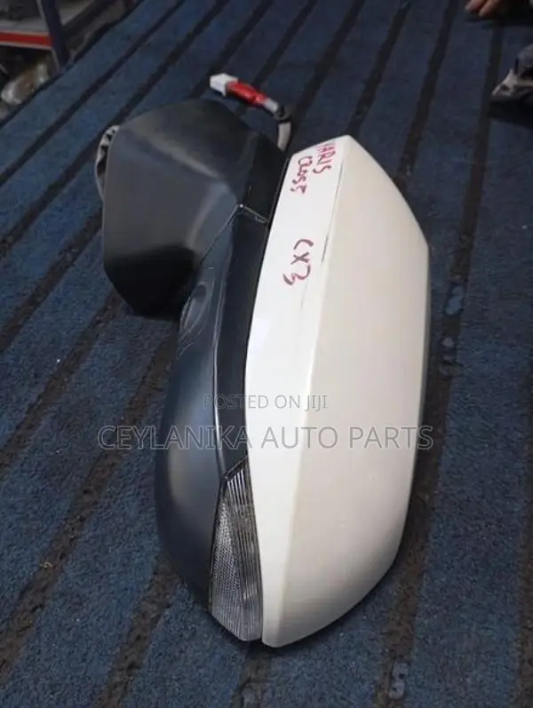 TOYOTA YARIS CROSS SIDE MIRROR WINKER