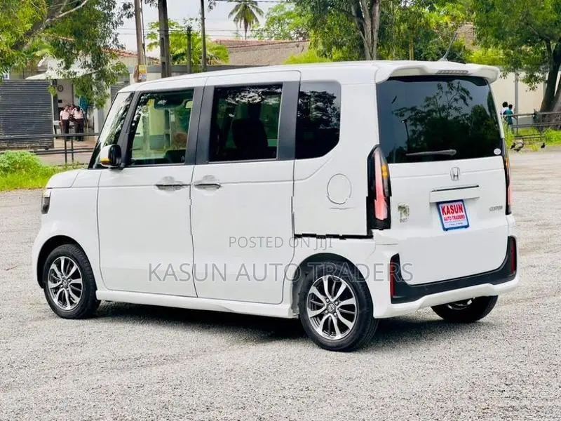 Honda N-Box Custom 2024