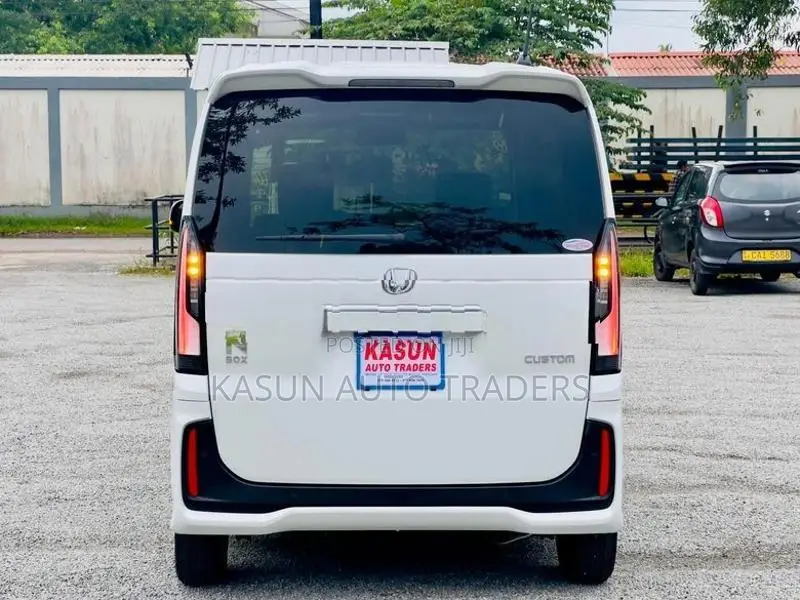 Honda N-Box Custom 2024