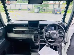 Honda N-Box Custom 2024