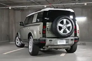 Land Rover Defender 110 SE 2.0 L P300 2024