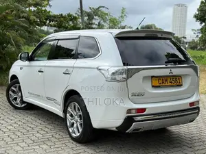 Mitsubishi Outlander G Navi 2015