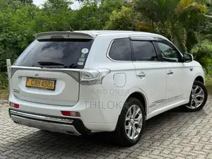 Mitsubishi Outlander G Navi 2015