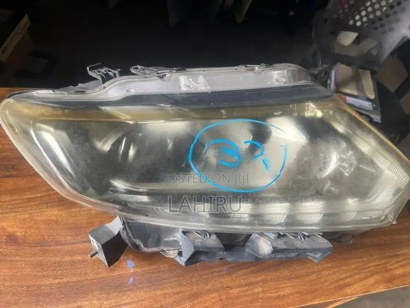 Nissan X-Trail (HT32) Headlight