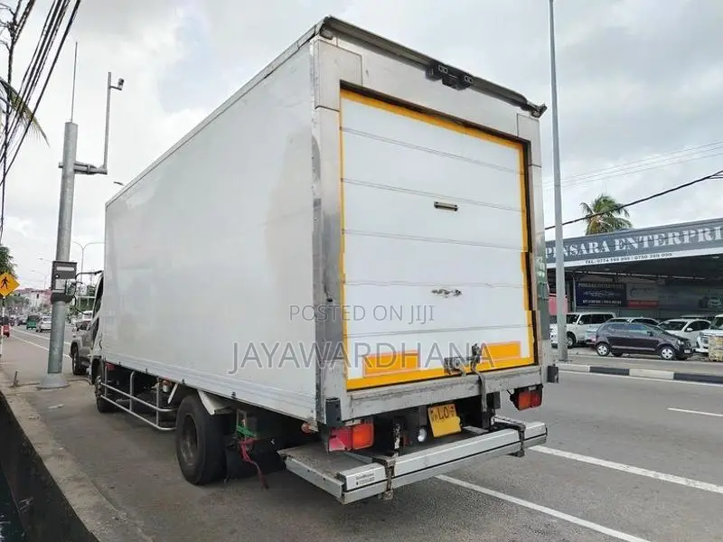 Mitsubishi Fuso FIGHTER 4M50 LO 20FT 2011