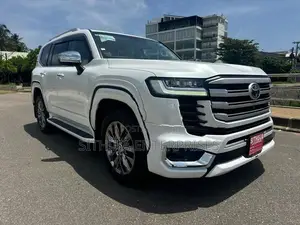 Toyota Land Cruiser Sahara V6 LC300 2024