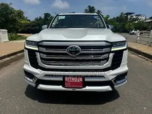 Toyota Land Cruiser Sahara V6 LC300 2024