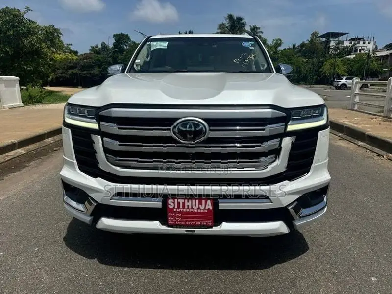 Toyota Land Cruiser Sahara V6 LC300 2024