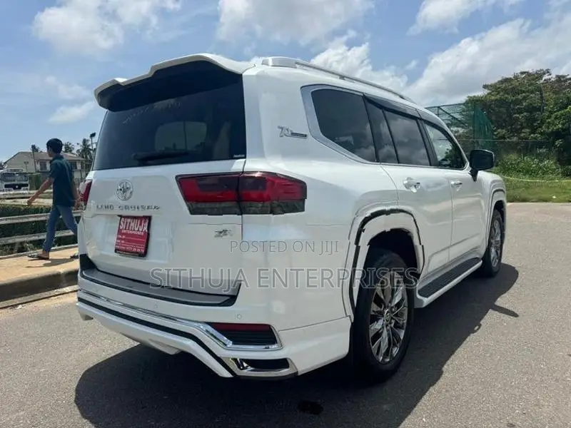 Toyota Land Cruiser Sahara V6 LC300 2024
