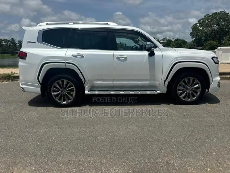 Toyota Land Cruiser Sahara V6 LC300 2024