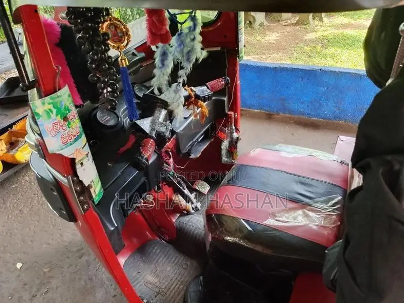 Bajaj RE Red 2015