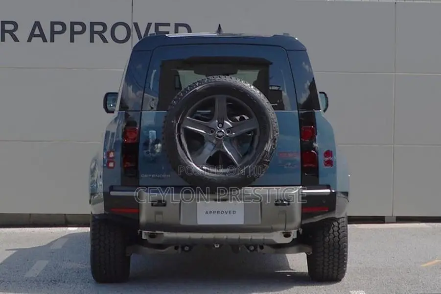 Land Rover Defender 2025