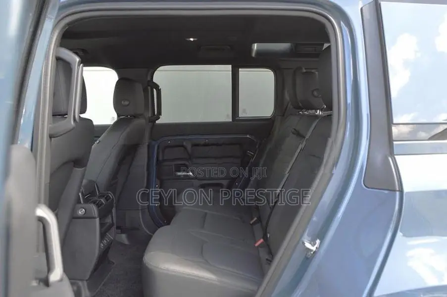 Land Rover Defender 2025