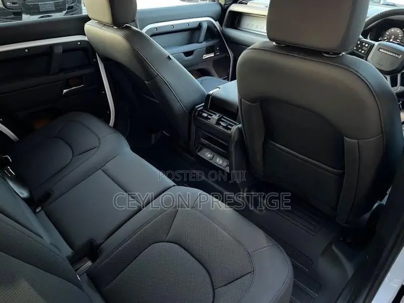Land Rover Defender 2025