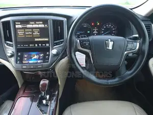 Toyota Crown Royal Saloon 2014