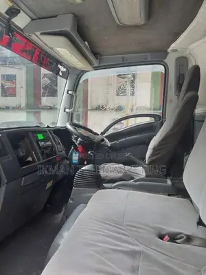 Isuzu NPR85AN 2010