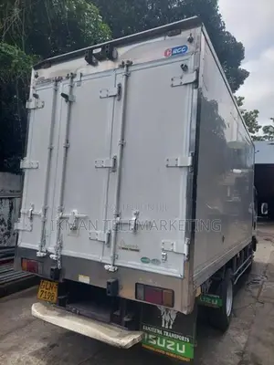 Isuzu NPR85AN 2010