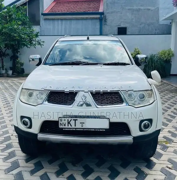 Mitsubishi Montero 2012