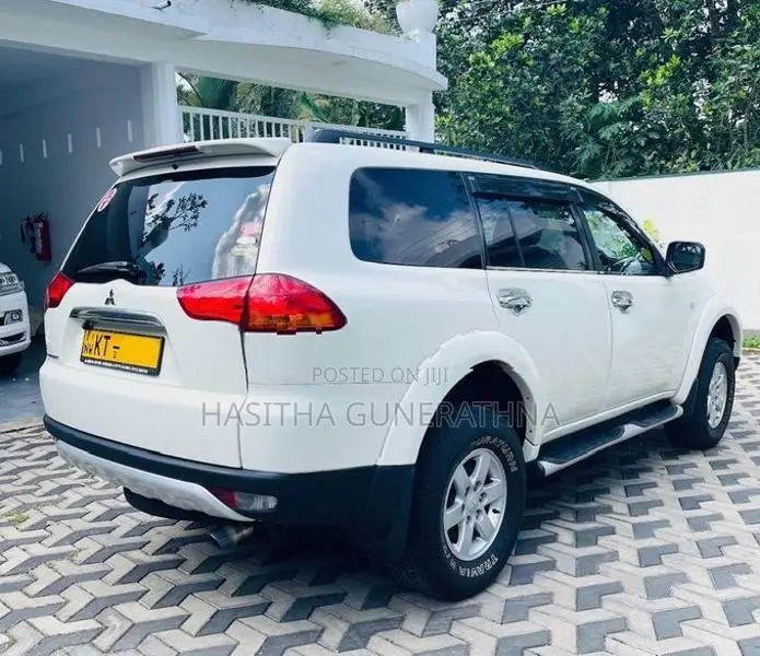 Mitsubishi Montero 2012