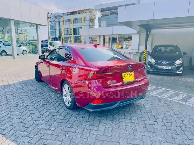 Lexus IS 300h 2016