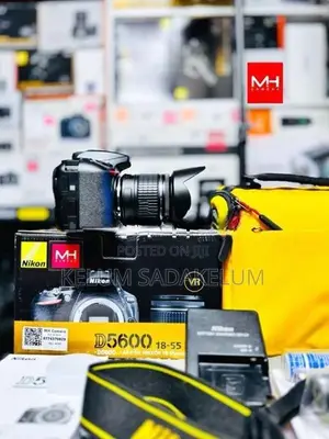 Nikon D5600 24.3MP DSLR Camera Full Set Box