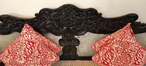 Ebony Sofa (කවිචිචිය)