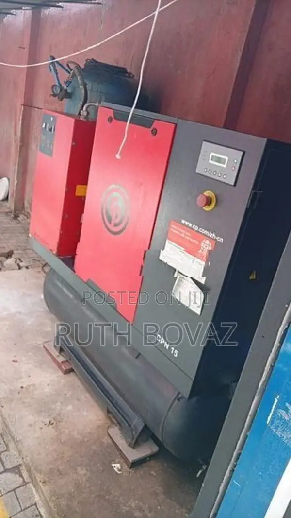 Air screw compressor with a additional tank