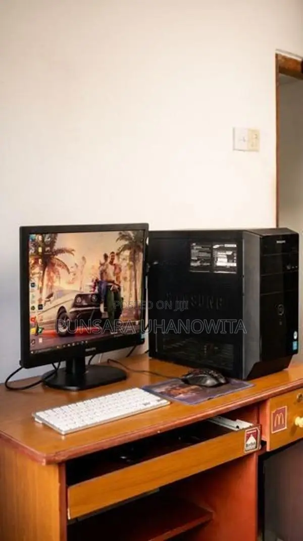 Desktop PC 9” Philips Monitor