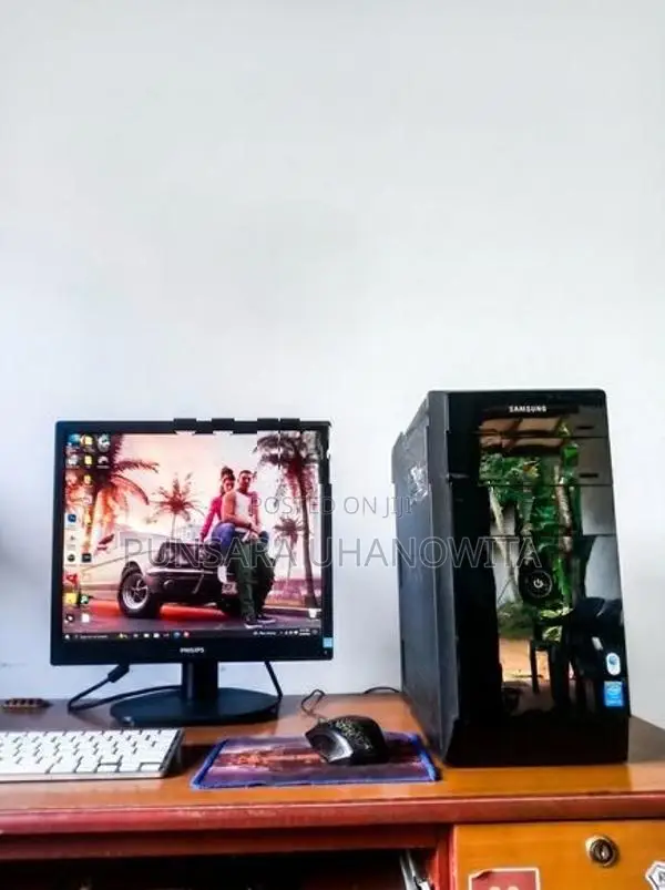 Desktop PC 9” Philips Monitor