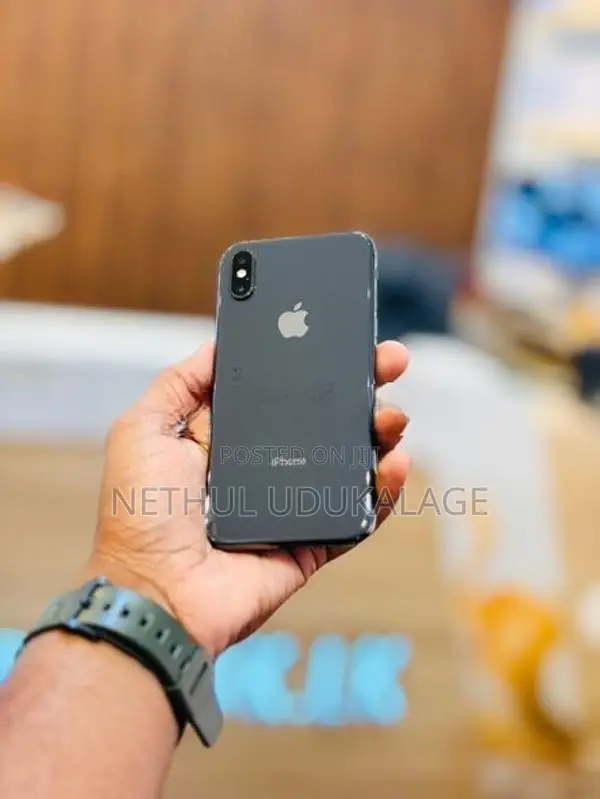 Apple iPhone XS 64GB (Black) (Used)