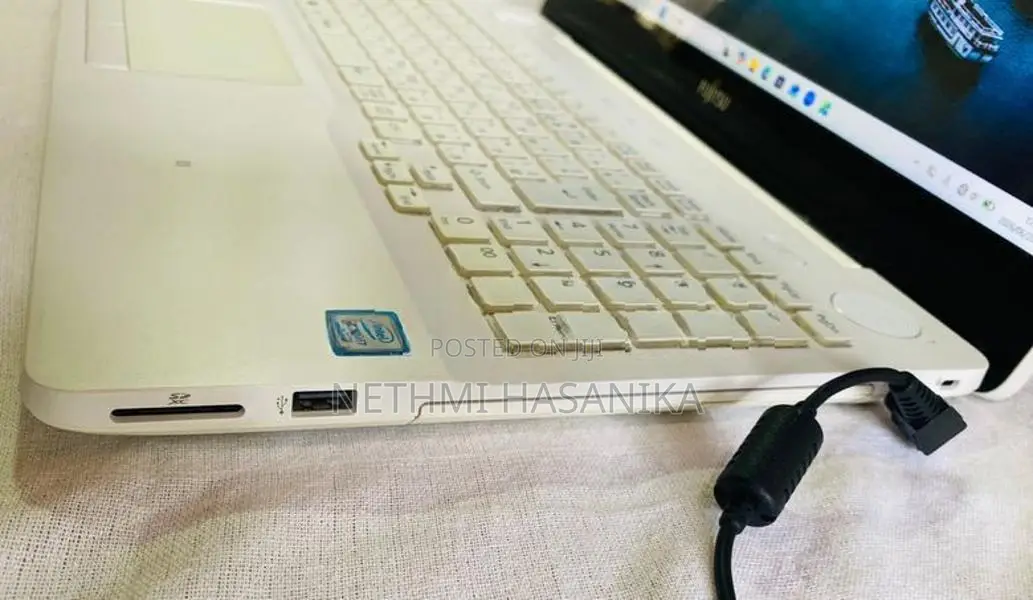 Fujitsu Lifebook AH77/Y